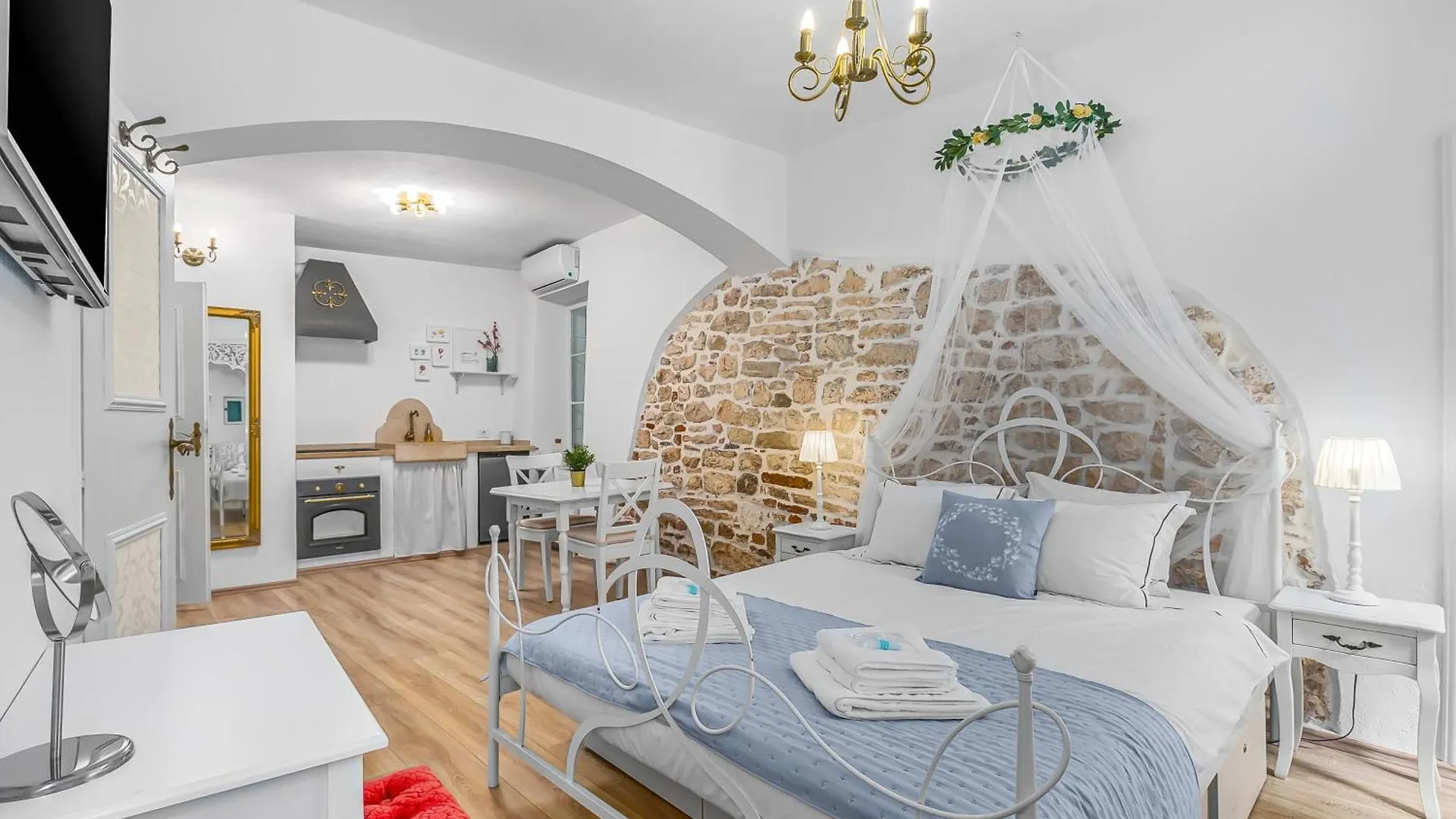 Primavera Deluxe Studio Apartment contacts