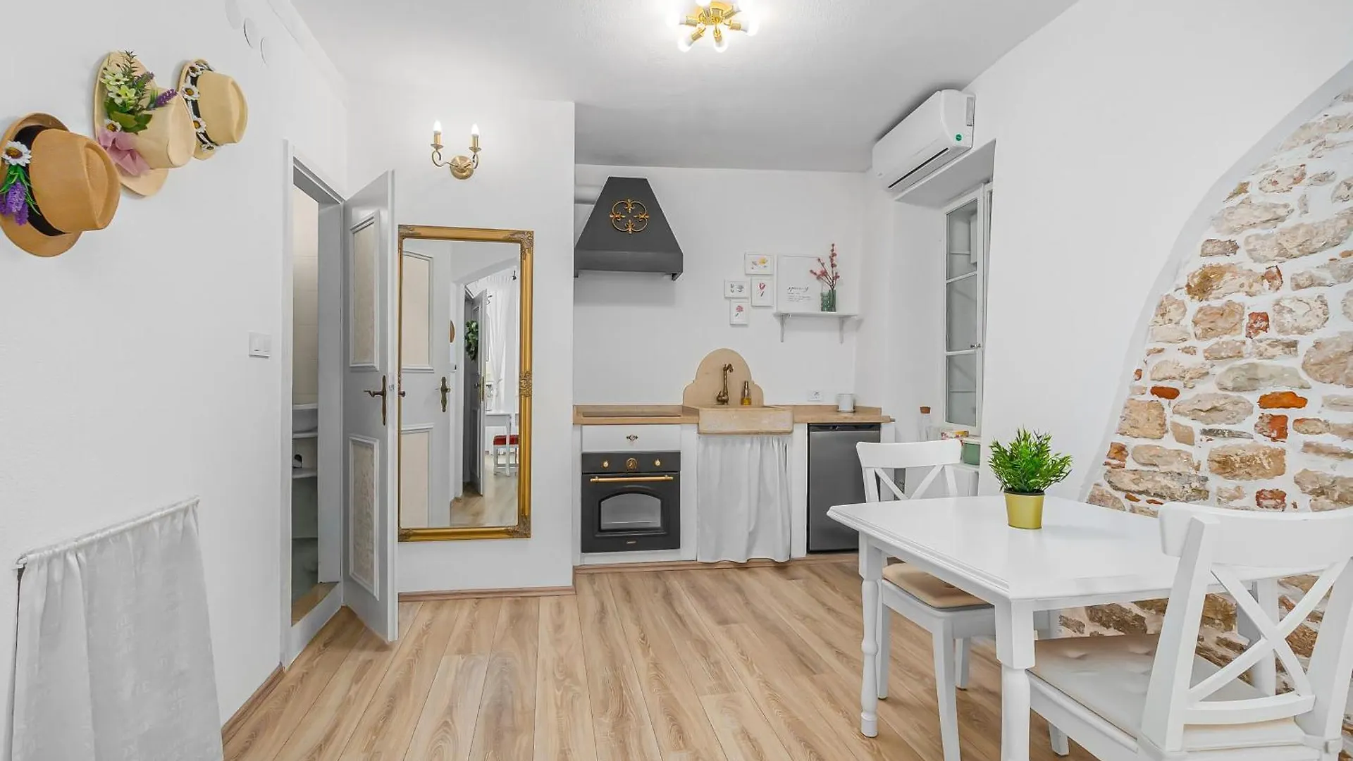 Primavera Deluxe Studio Apartment Rovinj